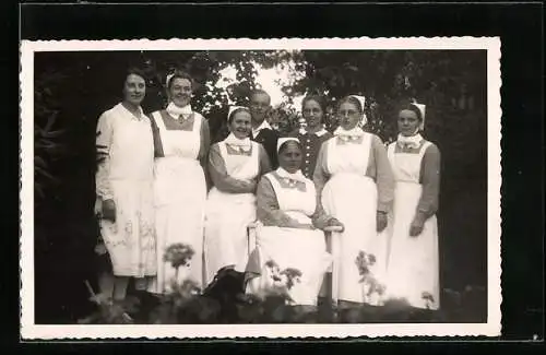 Foto-AK Krankenschwestern in Kitteln, Gruppenfoto
