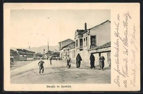 AK Uesküb, Strassenpartie mit Passanten