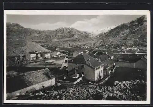 AK Njegus-Lovcen, Ortsansicht mit Bergpanorama