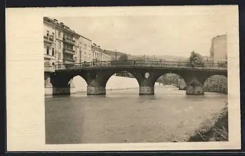 Foto-AK Sarajevo, Flusspartie mit Brücke