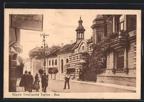 AK Trencianske Teplice, Strassenpartie mit Passanten