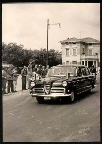 Fotografie Auto Alfa Romeo Limousine, Staatskarosse mit italienischen Wimpeln