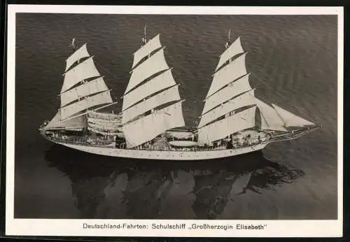 Fotografie Luftschiff Graf Zeppelin LZ-127 über Marine Schulschiff Grossherzogin Elisabeth