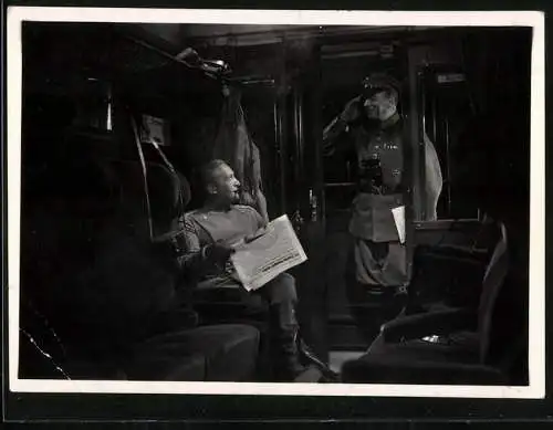 Fotografie Bavaria-Film AG, Schauspieler Hans Albers in Uniform eines Flugzeugführers aus dem 1. Weltkrieg