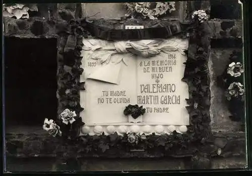 Fotografie Post mortem, Friedhofskunst, verzierte Grabstätte von 1914