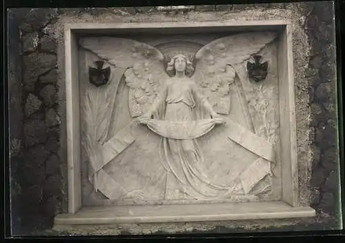 Fotografie Post mortem, Friedhofskunst, mit Engel verzierte Grabplatte