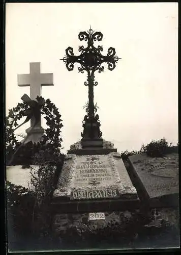 Fotografie Post mortem, Friedhofs und - Grabkunst, Grabstelle mit verzierter Grabplatte