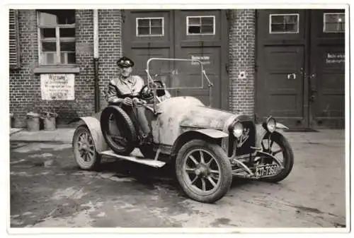 Fotografie unbekannter Fotograf und Ort, Opel 5 /12 Puppchen von 1912 mit Weinbauer Fritz Huxel am Steuer