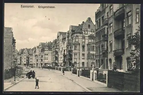 AK Hannover, Kriegerstrasse mit Passanten