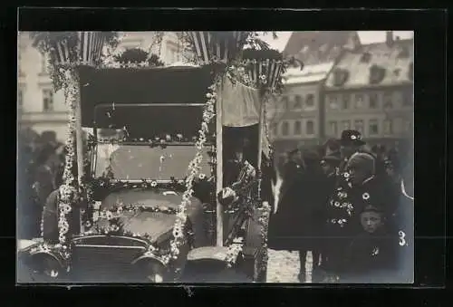 AK München, geschmücktes Auto während eines Blumentages