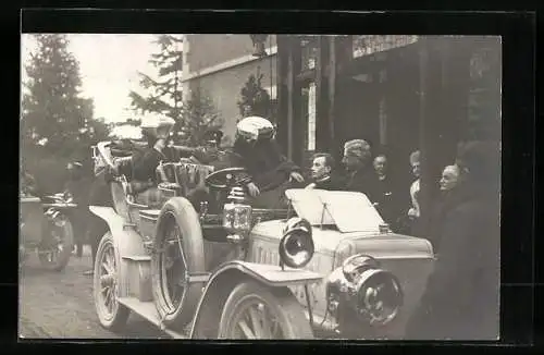 Foto-AK Alfonso XIII. in einem Auto sitzend