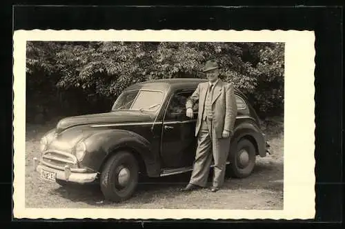 Foto-AK Fahrer steht stolz neben seinem Ford Taunus, Nummernschild BS 21`3430