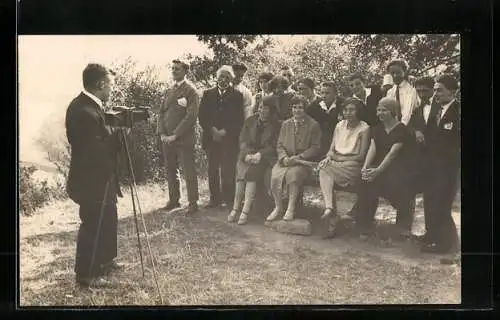 Foto-AK Fotograf mit Stativ für ein Gruppenbild