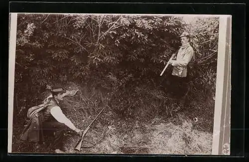 Foto-AK Jäger erwischt einen Wilddieb im Unterholz