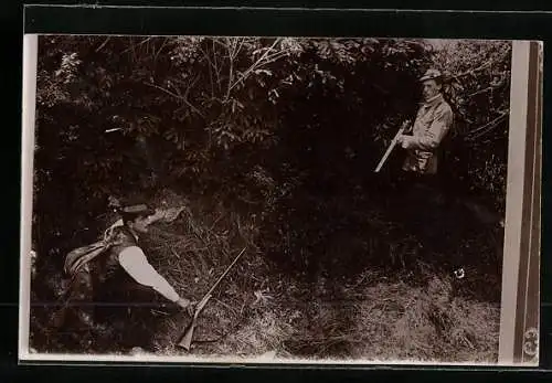 Foto-AK Jäger erwischt einen Wilddieb im Unterholz