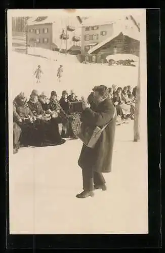 Foto-AK Mann fotografiert mit seiner Kamera Wintersportgäste