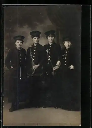 AK Vier Eisenbahnerinnen in eleganter Arbeitskleidung