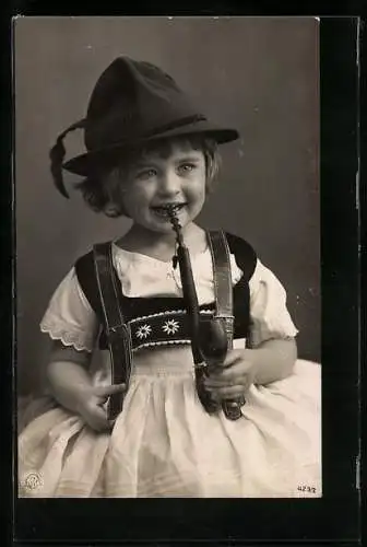 AK Kleines Mädchen mit Pfeife in bayerischer Tracht