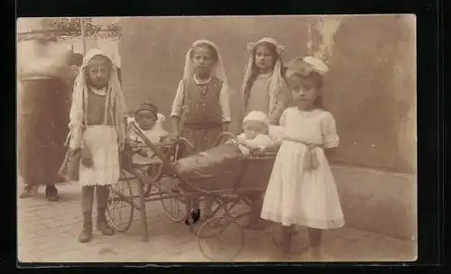Foto-AK Kleine Mädchen mit Kleinkindern im Kinderwagen