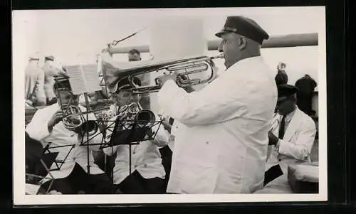 Foto-AK Trompeter einer Kapelle beim Konzert an Deck eines Schiffes