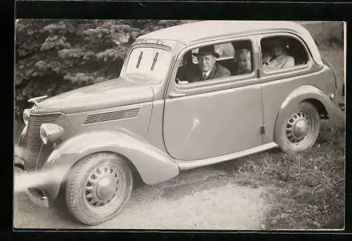 Foto-AK Familie mit Kleinkind im Ford sitzend, Auto