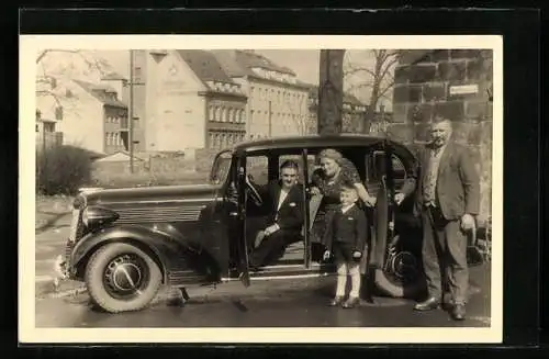 Foto-AK Familie im Opel mit geöffneten Türen