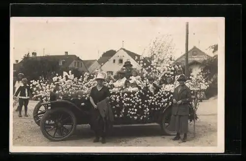 AK Geschmücktes Auto mit Insassen zum Blumentag