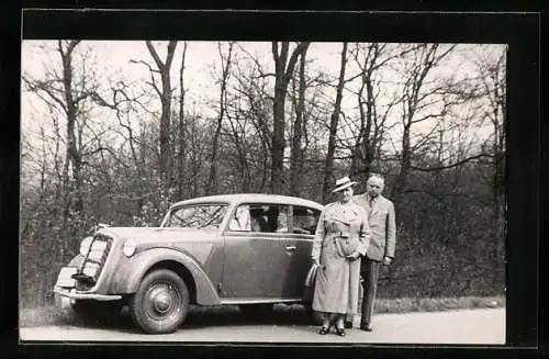 Foto-AK Paar steht neben seinem Opel, Auto