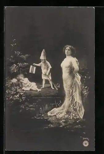 AK Zwerg mit Lampion bewacht seine Freundin, Frau im Kleid