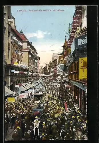 AK Leipzig, Reichsstrasse während der Leipziger Messe, Strassenbahn in der Menschenmenge
