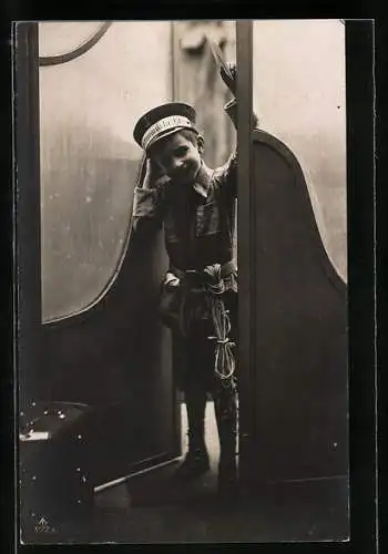 AK Dienstmann steht an der Tür