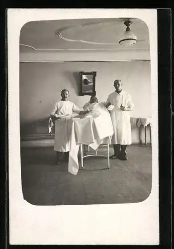 AK Pfleger mit Patienten in einem Saal