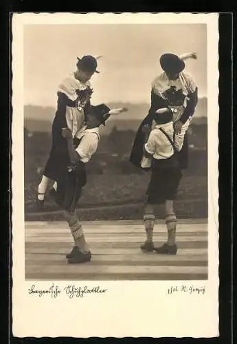 AK Bayerische Schuhplattler, zwei Paare in Tracht beim Volkstanz