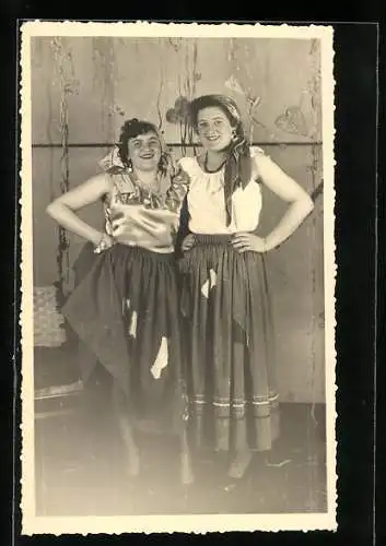AK Zwei Frauen in Kostümen zum Fasching