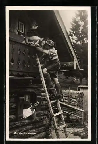 AK Auf der Brautschau, Mann auf einer Holzleiter am Balkon seiner Liebsten, Fensterln