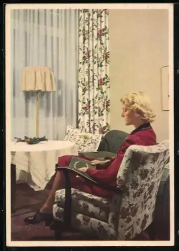 AK Reklame für Indanthrenfarbige Stoffe, Blonde Frau liest im Sessel ein Buch