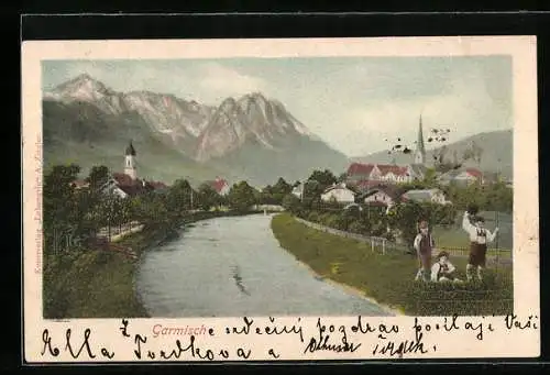 AK Garmisch, Ortspartie mit Fluss und Trachtenbuben
