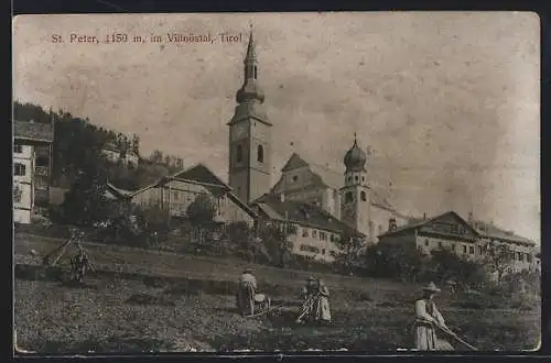 AK St. Peter im Villnöstal, Ortspanorama mit Landarbeiterinnen und Kirche