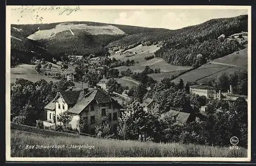 AK Bad Schwarzbach /Isergebirge, Ortsansicht mit Umgebung aus der Vogelschau