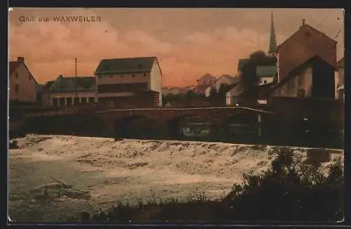 AK Waxweiler / Eifel, Ortsansicht mit Brücke und kleinem Wehr