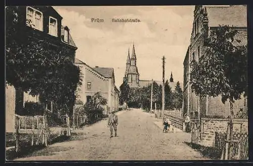 AK Prüm, Mann läuft auf der Bahnhofstrasse mit Kirche