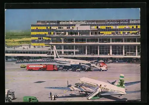 AK Paris, Flughafen Paris-Orly, Flugzeug wird betankt