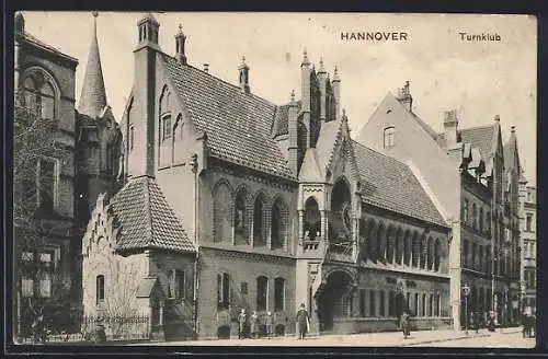 AK Hannover, Turnklub-Gebäude mit Strasse und Kirchturm