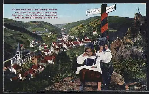 Künstler-AK Lauterbach / Schwarzwald, Gesamtansicht mit Ortsschild und Kindern in Tracht