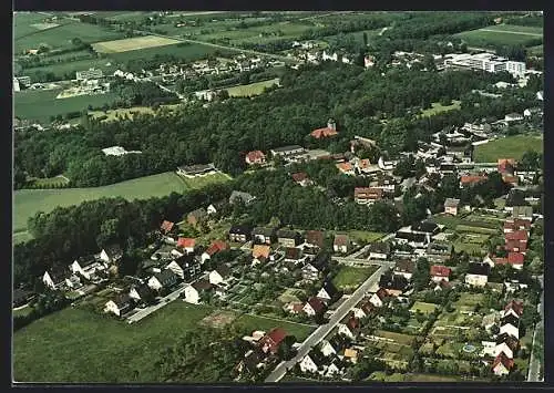 AK Bad Waldliesborn i. Westf., Totalansicht mit Häusern, Kirche, Felder und Wiesen, Fliegeraufnahme