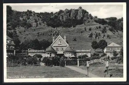 AK Gerolstein /Eifel, Hotel-Pension Dolomit, Vorderansicht mit Bergpanorama
