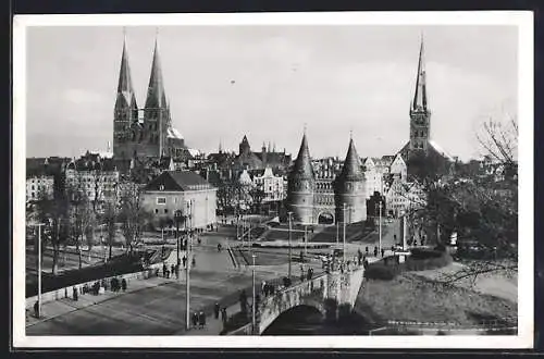 AK Lübeck, Platz mit Marienkirche, Holstentor, Petrikirche und Salzspeicher