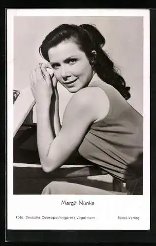 AK Schauspielerin Margit Nünke im ärmellosen Oberteil