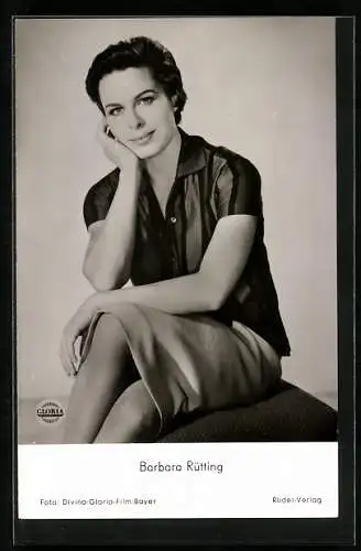 AK Schauspielerin Barbara Rütting sitzt auf einem Hocker