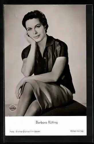 AK Schauspielerin Barbara Rütting sitzt auf einem Hocker